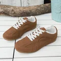 Zapatillas vintage de ante marrón estilo alemán con cordones blancos en contraste - 36 / Leopardo Marrón
