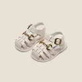 Sandales de marche élégantes blanches pour bébé fille avec boucle mors dorée classique - Longueur Intérieure 11.0cm / Style Sandale Romaine à Mors (48MBX29119) / Beige