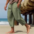Pantalones de lino casuales para hombre en verde oliva en un fondo de playa soleada. - Verde