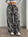 Detailansicht der Damen-Kordelzughose mit Blattmuster in grauem Camouflage-Look - S / Unterteile / Grau