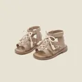 Sandales d'été élégantes pour bébés filles en beige avec bout fermé et un nœud blanc - Longueur Intérieure 12cm / Style à Nœud Tissé (23MBX2301) / Abricot
