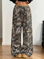 Detailansicht der lockeren Camouflage-Jogginghose mit realistischem Blättermuster. - S / Unterteile / Khaki