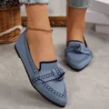 Dettaglio di scarpe basse in maglia azzurra con punta e fiocco decorativo - Blu