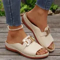 Vue détaillée de mules compensées crème avec une élégante boucle en métal doré chic - 36 / Blanc Cassé