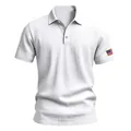 Gedetailleerde weergave van een wit linnen poloshirt met Amerikaanse vlag op de mouw - S / Tops / Wit