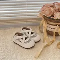 Vue détaillée de chaussures de princesse blanches évidées pour petites filles. - Taille 22 (Longueur Intérieure 14.5cm) / Blanc