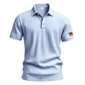 Detail van heren lichtblauw linnen poloshirt met geborduurde Amerikaanse vlag - Lichtblauw