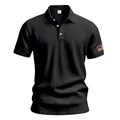 Detailopname van een zwart linnen heren poloshirt met geborduurde Amerikaanse vlag - S / Tops / Zwart