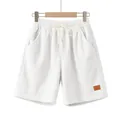 Gedetailleerde weergave van witte corduroy herenshorts met trekkoord en structuur - Wit