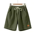 Detail van de olijfgroene ribfluwelen herenshort met elastische tailleband en trekkoord. - Legergroen