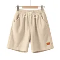 Gedetailleerd overzicht van de beige corduroy shorts met trekkoord en zijzakken. - Abrikoos