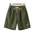 Vista frontale di pantaloncini in velluto a coste verde oliva con coulisse bianca - Verde militare