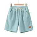 Dettaglio ravvicinato di pantaloncini da uomo in velluto a coste azzurro con coulisse. - Azzurro