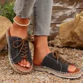 Détail de sandales à lacets en jean pour femmes, parfaites pour un look de plage chic en été - Noir