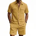 Nahaufnahme von senfgelbem Herren-Cord-Set aus Kurzarmhemd und Shorts - S / Oberteil Und Unterteil / Gelb