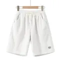 Dettaglio dei pantaloncini di velluto bianco con cordoncino minimalista in vita. - Taglia S / Pantaloni e gonne / Bianco