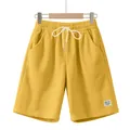 Vue détaillée d'un short en velours côtelé jaune avec taille élastique et cordon blanc - Jaune