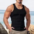 Detailaufnahme eines hochwertigen schwarzen Rippstrick-Unterhemdes für Herren mit Henley-Ausschnitt - Schwarz