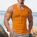 Nahaufnahme eines orangefarbenen gerippten Herren-Henley-Tanktops am Strandufer. - Orange