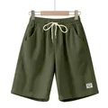 Dettaglio di pantaloncini di velluto a coste verde oliva uomo con cordoncino e logo - Taglia S / Pantaloni e gonne / Verde militare