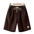 Détail montrant la texture du short en velours côtelé marron avec cordon blanc. - Marron