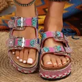 Dettaglio di sandali platform bohémien rosa con perline, pietre turchesi e fibbie - Rosso