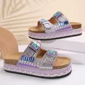 Dettaglio di sandali con zeppa in stile etnico con paillettes viola e perline. - Viola