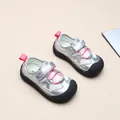 Detailansicht silberner Kinder-Sport-Sandalen mit rosa Akzenten und Zehenschutz. - Silbernetz