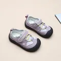 Detailansicht der lila Kindersandalen mit Zehenschutz und atmungsaktivem Mesh-Obermaterial - Violettes Mesh