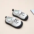 Detailansicht von oben auf weiß-schwarze Kindersandalen mit schützender Zehenkappe - Beige Mesh