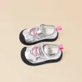 Geschlossene Kindersandalen in Silber mit atmungsaktivem Mesh und rosa Akzenten - Silbernes hohlmaschiges Netz