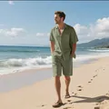 Herren Leinen Strandset in Olivgrün mit Kurzarmhemd und Shorts an einem sonnigen Strand - Armeegrün