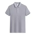 Vista dettagliata di una polo a maniche corte in cotone piqué grigio di alta qualità - Grigio lino