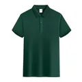 Dettaglio di una polo da uomo traspirante in cotone verde scuro a maniche corte - Verde Scuro