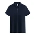 Vista frontale di una polo da uomo in cotone piqué traspirante in blu navy scuro - Taglia S / Top / Blu navy