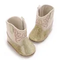 Gros plan de bottines élégantes pour bébés avec paillettes dorées et broderie rouge. - Longueur de Semelle 11CM / Or