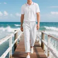Modello maschile in polo bianca e pantaloni di lino che cammina su un molo di legno - Taglia S / Top E Pantaloni / Bianco