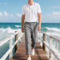 Completo uomo: polo bianca e pantaloni di lino grigi su un molo in una giornata di sole - Taglia S / Top E Pantaloni / Top Bianco e Pantaloni Grigi