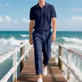 Detail eines Mannes am Holzsteg in einem marineblauen Poloshirt und Leinenhose - Marineblaues Top Und Marineblaue Hose