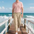 Herren Sommer Freizeit-Outfit mit rosa Polo-Shirt und beiger Leinenhose für Herren. - Rosa Top und hellbeige Hose