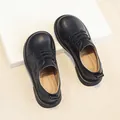 Klassische schwarze Lederschuhe für Mädchen mit Herzstickerei und rutschfester Sohle - Schwarz