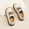 Mädchen Oxford-Schuhe aus cremefarbenem Leder mit Herzstickerei und braunen Schnürsenkeln - Beige