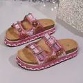 Detailopname van roze plateausandalen met verfijnde strass en kralendecoratie - 35 / Rozerood