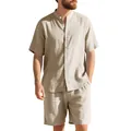 Primo piano del set di lino beige da uomo con camicia con colletto Henley e pantaloncini. - Taglia S / Top E Pantaloni / Kaki