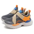 Zapatillas de malla gris para niños con detalles en naranja y suelas suaves y gruesas - Gris oscuro