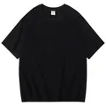 Detailweergave van een klassiek zwart katoenen T-shirt met korte mouwen voor heren - S / Tops / Zwart