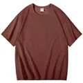 Detail van de ronde hals en katoenen stof van een bruin heren T-shirt - koffiekleur
