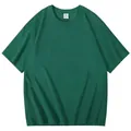 Gedetailleerd vooraanzicht van een effen bosgroen katoenen T-shirt met een ronde hals - Donkergroen