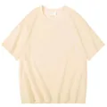 Gedetailleerd overzicht van een effen beige katoenen T-shirt met korte mouwen voor heren. - Abrikoos