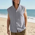 Detail des ärmellosen Leinenhemds mit Kapuze für Herren an einem sonnigen Strand. - Grau